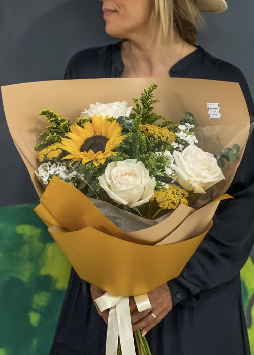Buchet de flori Solar cu trandafiri si floarea soarelui [4]