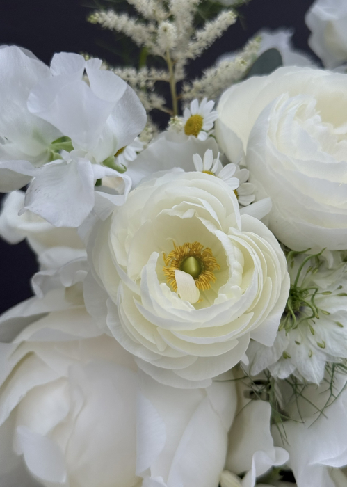 Buchet de mireasa alb elegant diafan cu bujori trandafiri [9]