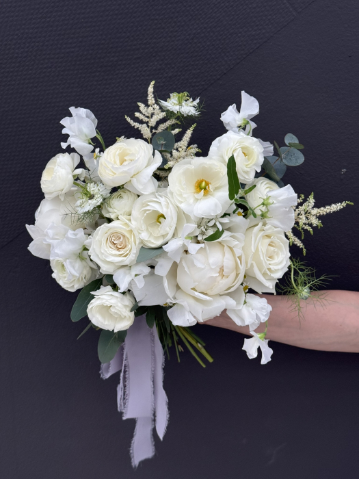 Buchet de mireasa alb elegant diafan cu bujori trandafiri [13]