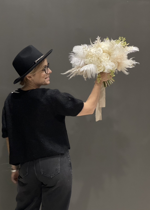Buchet de mireasa extravagant din pene de strut si trandafiri alb [9]