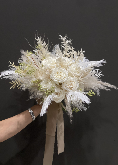 Buchet de mireasa extravagant din pene de strut si trandafiri alb [8]