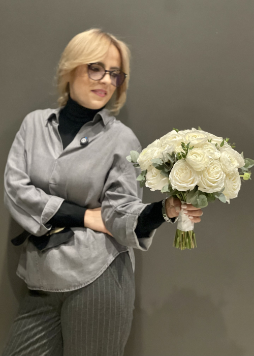 Buchet de mireasa alb din trandafiri si ranunculus [4]