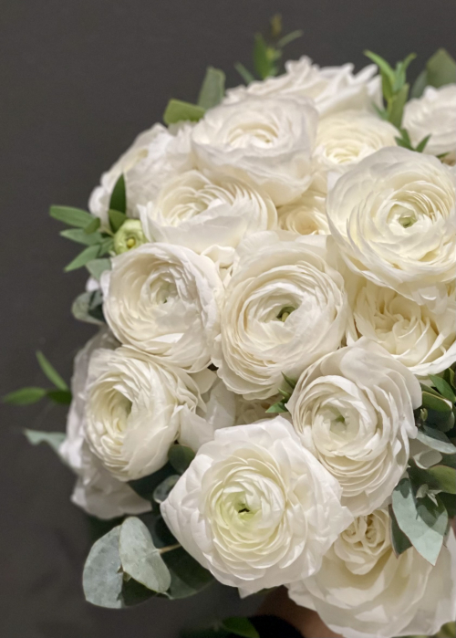 Buchet de mireasa alb din trandafiri si ranunculus [3]