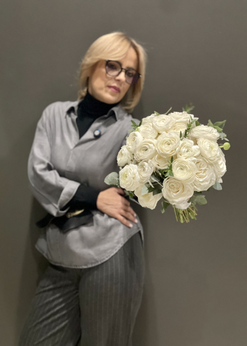 Buchet de mireasa alb din trandafiri si ranunculus [2]