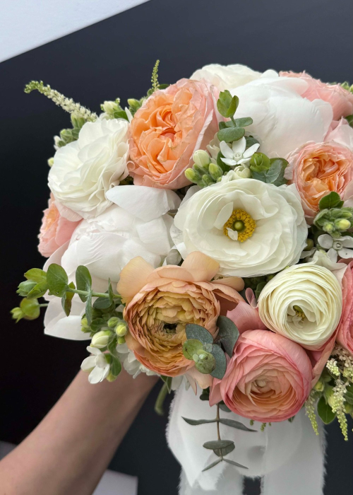 Buchet de mireasa alb somon cu bujori si ranunculus butterfly [5]