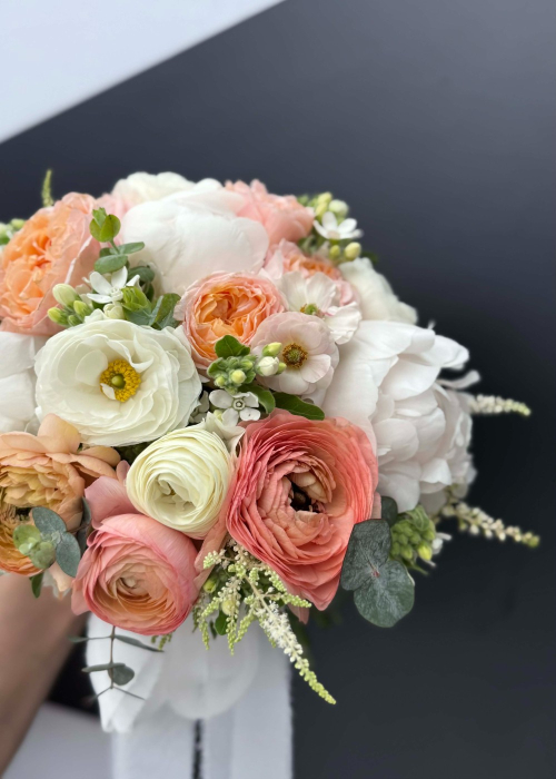 Buchet de mireasa alb somon cu bujori si ranunculus butterfly [6]