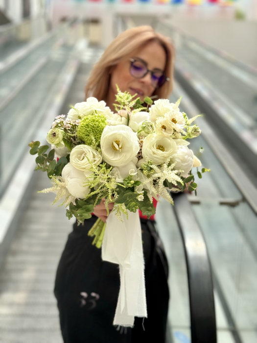Buchet de mireasa asimetric din bujori si ranunculus butterfly [7]