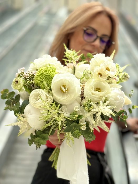 Buchet de mireasa asimetric din bujori si ranunculus butterfly [5]