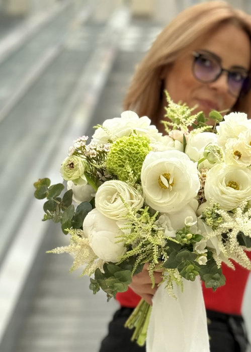 Buchet de mireasa asimetric din bujori si ranunculus butterfly [2]