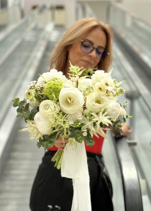 Buchet de mireasa asimetric din bujori si ranunculus butterfly [6]