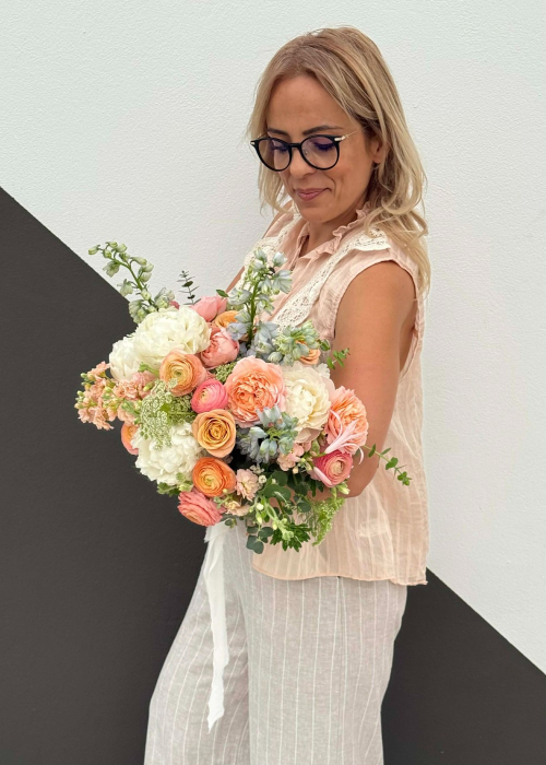 buchet de mireasa somon portocaliu din bujori ranunculus delphinium [3]