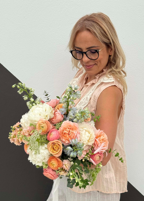 buchet de mireasa somon portocaliu din bujori ranunculus delphinium [2]