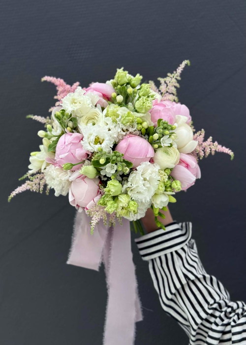 Buchet de mireasa alb roz din bujori ranunculus oxypetalum [2]