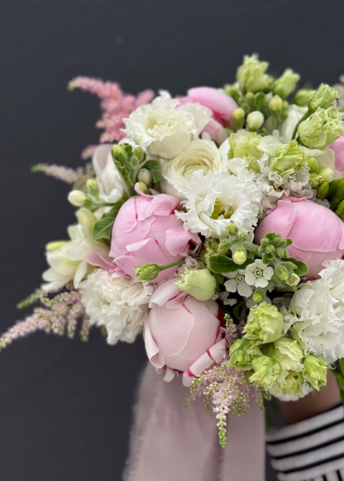 Buchet de mireasa alb roz din bujori ranunculus oxypetalum [3]