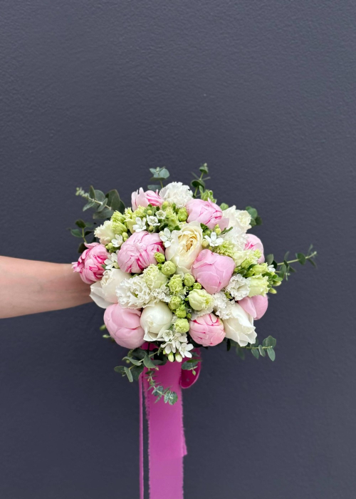 Buchet de mireasă cu bujori roz, trandafiri albi și lisianthus [4]