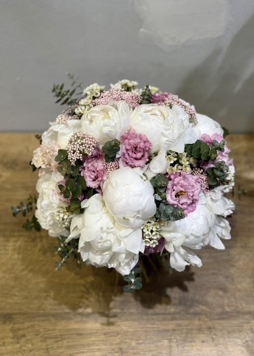 Buchet de mireasa alb roz din bujori si lisianthus [5]