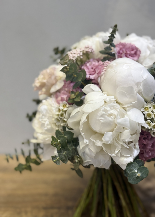 Buchet de mireasa alb roz din bujori si lisianthus [6]