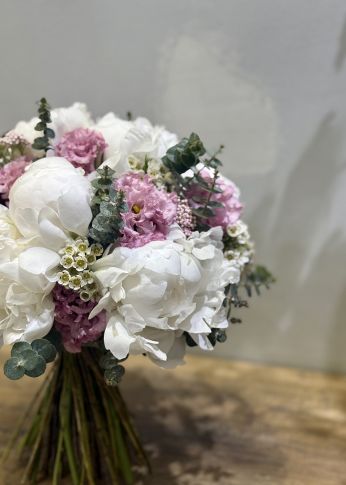 Buchet de mireasa alb roz din bujori si lisianthus [7]