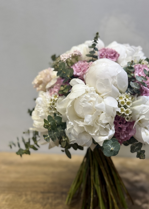 Buchet de mireasa alb roz din bujori si lisianthus [2]