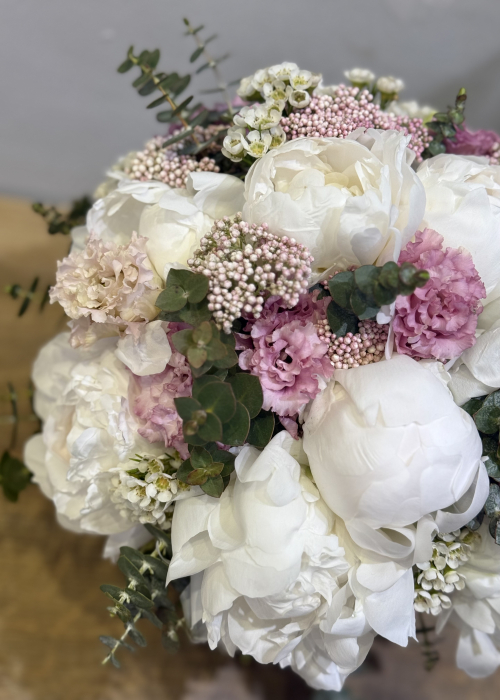 Buchet de mireasa alb roz din bujori si lisianthus [8]