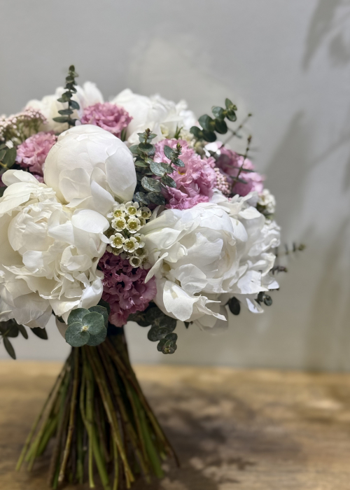 Buchet de mireasa alb roz din bujori si lisianthus [3]