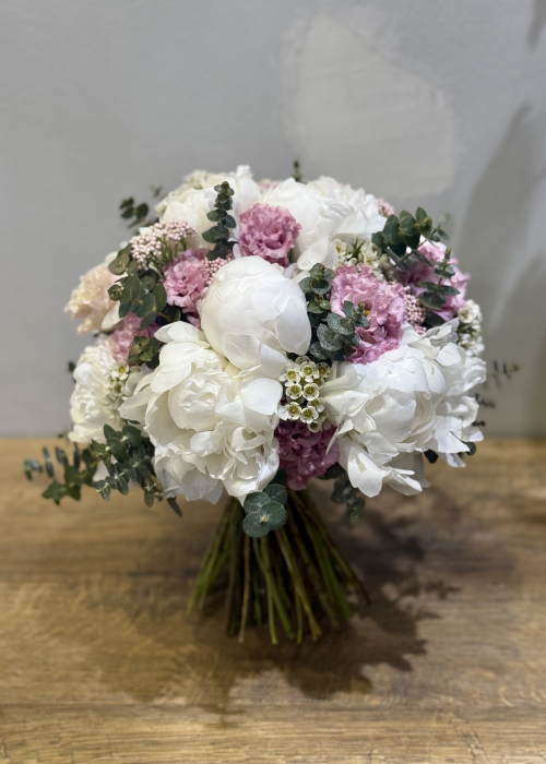 Buchet de mireasa alb roz din bujori si lisianthus [1]