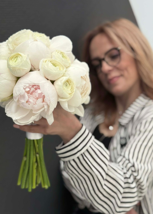 Buchet de mireasa alb din bujori si ranunculus [2]