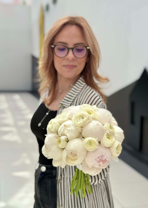 Buchet de mireasa alb din bujori si ranunculus [9]