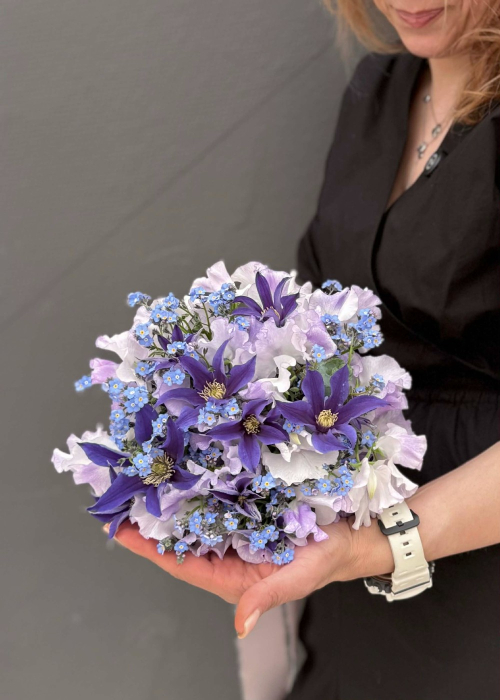 Buchet de mireasă mov-lila din clematis, lathyrus și myosotis [4]