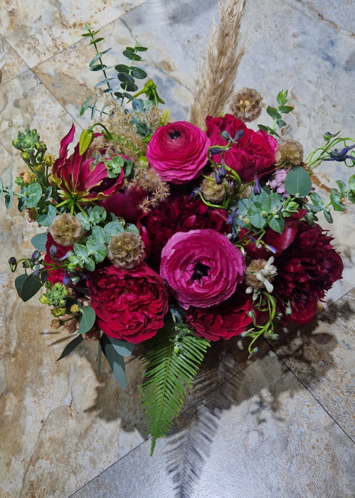Buchet de mireasa sau nasa rosu din bujori si ranunculus [1]
