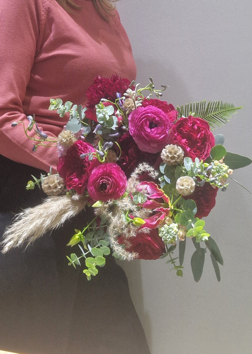 Buchet de mireasa sau nasa rosu din bujori si ranunculus [5]