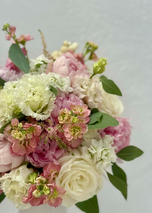 Buchet de mireasă roz-alb cu bujori, trandafiri și lisianthus [6]