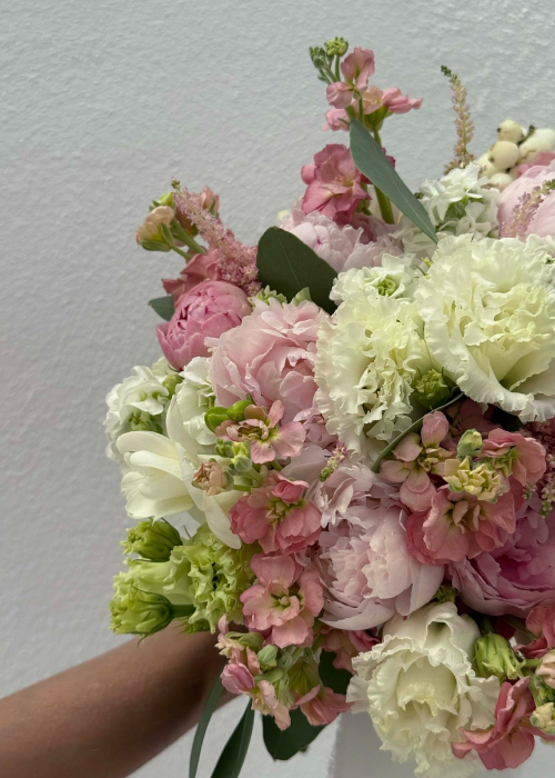 Buchet de mireasă roz-alb cu bujori, trandafiri și lisianthus [2]