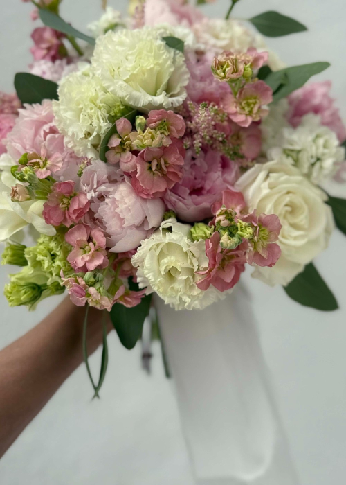 Buchet de mireasă roz-alb cu bujori, trandafiri și lisianthus [4]
