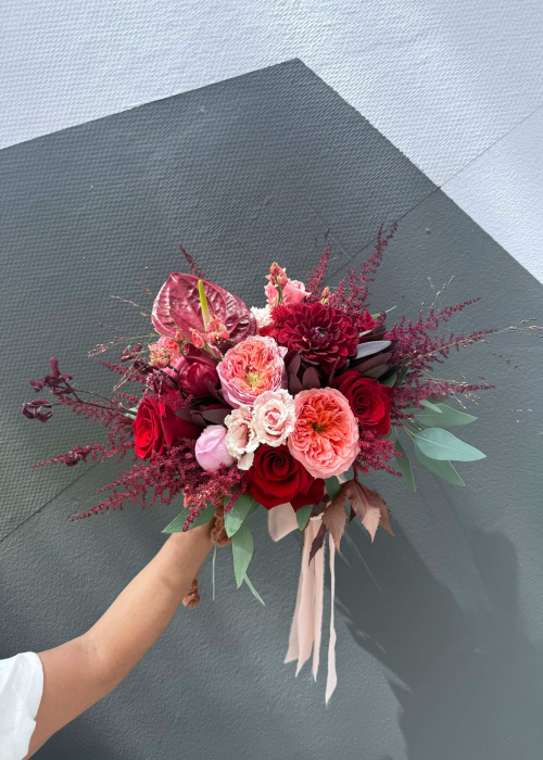 Buchet de mireasa rosu-corai cu trandafiri garden, dalie, anthurium, bujori [4]