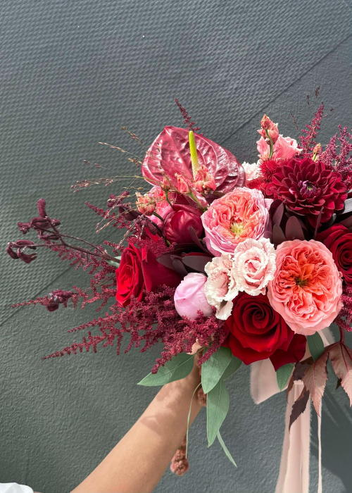 Buchet de mireasa rosu-corai cu trandafiri garden, dalie, anthurium, bujori [2]