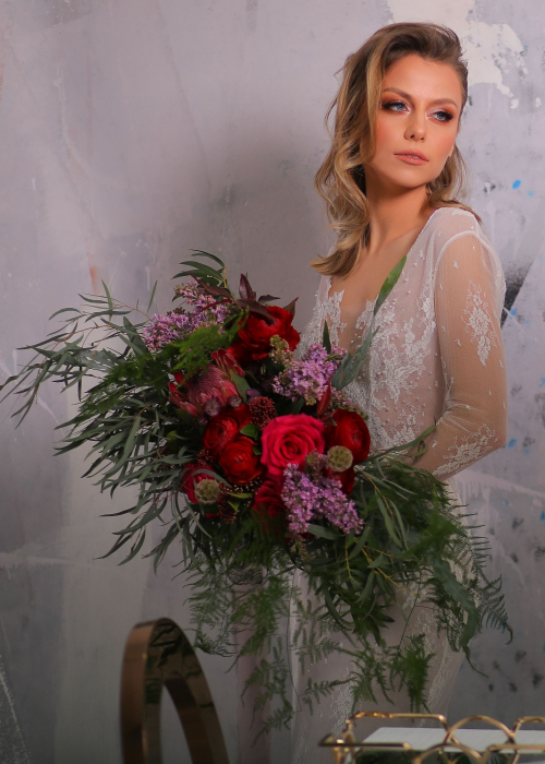 Buchet de mireasa rosu intens din liliac si trandafiri rosii [5]