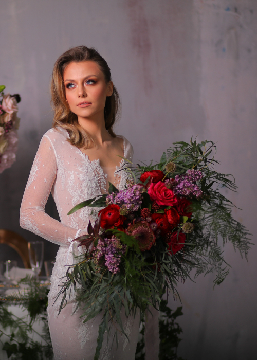 Buchet de mireasa rosu intens din liliac si trandafiri rosii [1]