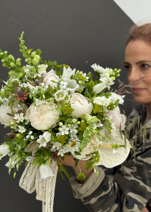 Buchet de mireasa rustic alb din flori de camp [6]