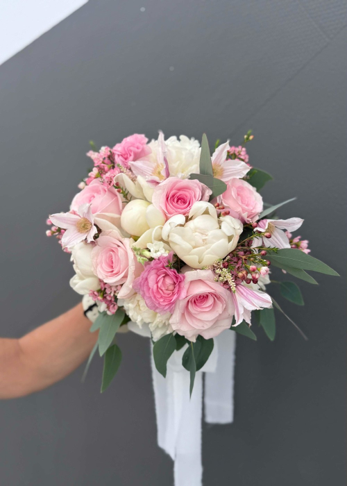 Buchet de mireasa Sweet Blush Harmony din bujori trandafiri si clematis [6]