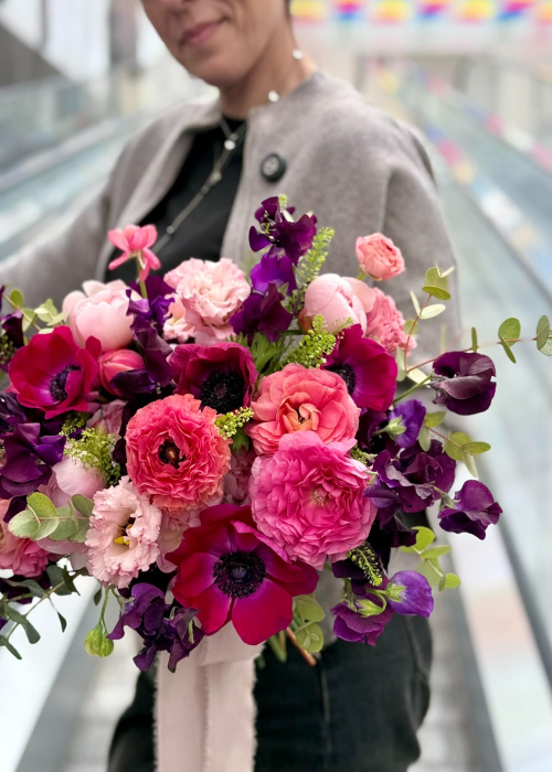 Buchet de nasa roz fucsia Electric din lathirus, anemone, ranunculus si bujori. [3]
