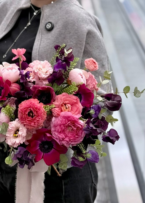 Buchet de nasa roz fucsia Electric din lathirus, anemone, ranunculus si bujori. [5]