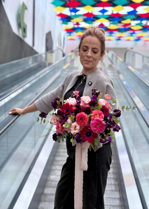 Buchet de nasa roz fucsia Electric din lathirus, anemone, ranunculus si bujori. [8]