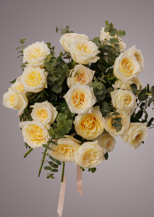 Buchet de trandafiri galbeni CANDLELIGHT si eucalipt [1]