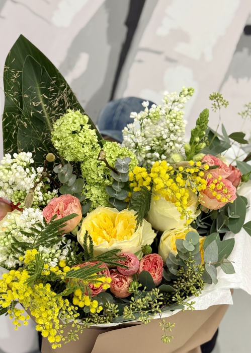Buchet din magnolii, mimosa si trandafiri de gradina [4]
