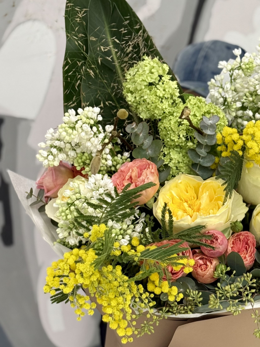 Buchet din magnolii, mimosa si trandafiri de gradina [2]
