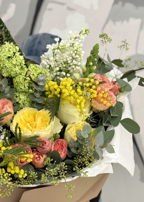 Buchet din magnolii, mimosa si trandafiri de gradina [3]