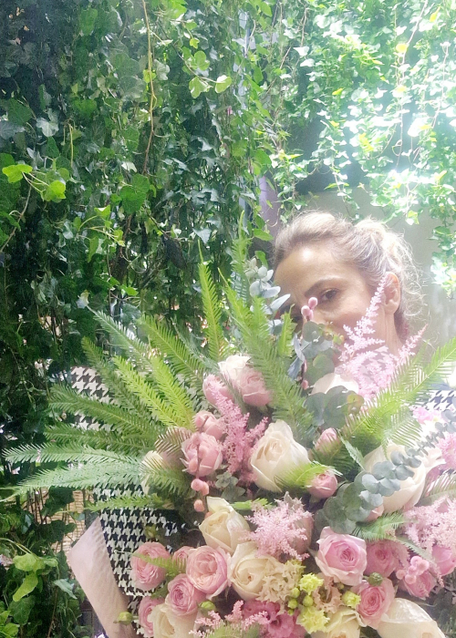Buchet din trandafiri parfumati albi si roz si feriga Exotic Vibe [7]