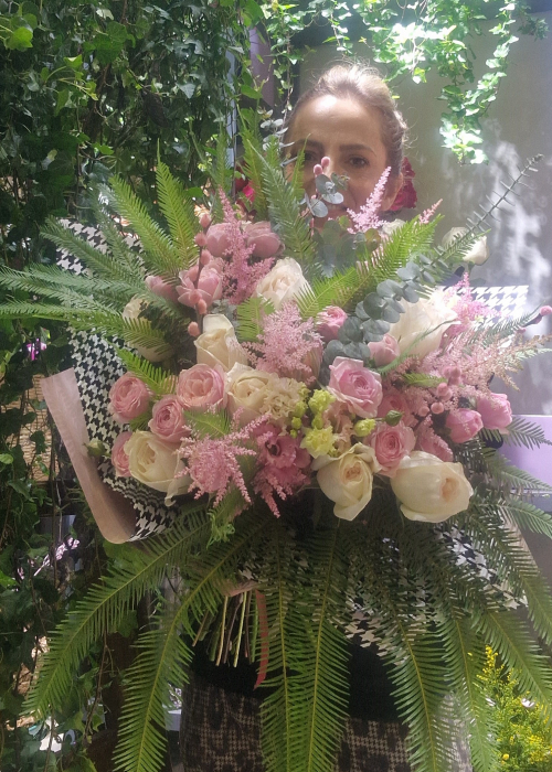 Buchet din trandafiri parfumati albi si roz si feriga Exotic Vibe [6]