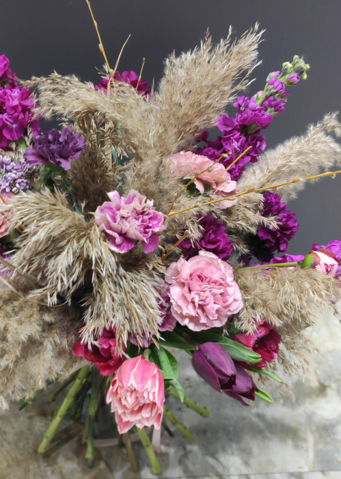 Buchet floral mov cu matthiole, lalele si pampas [1]